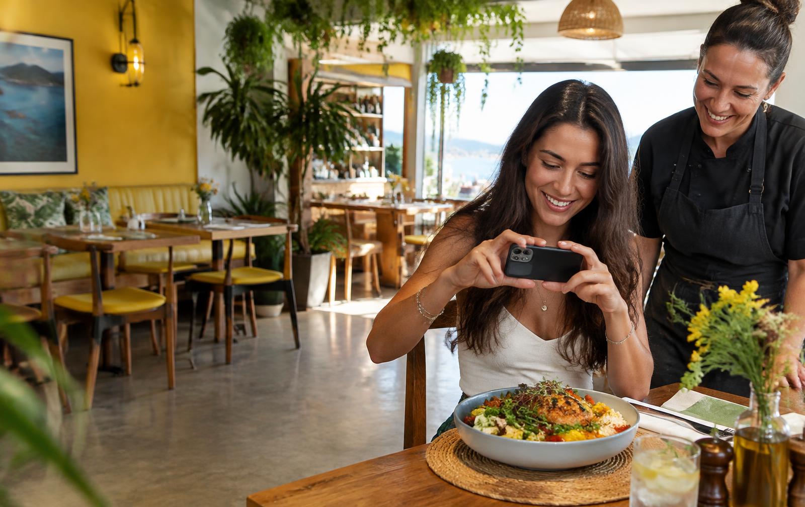 Creator fotografando um almoço em um restaurante local
